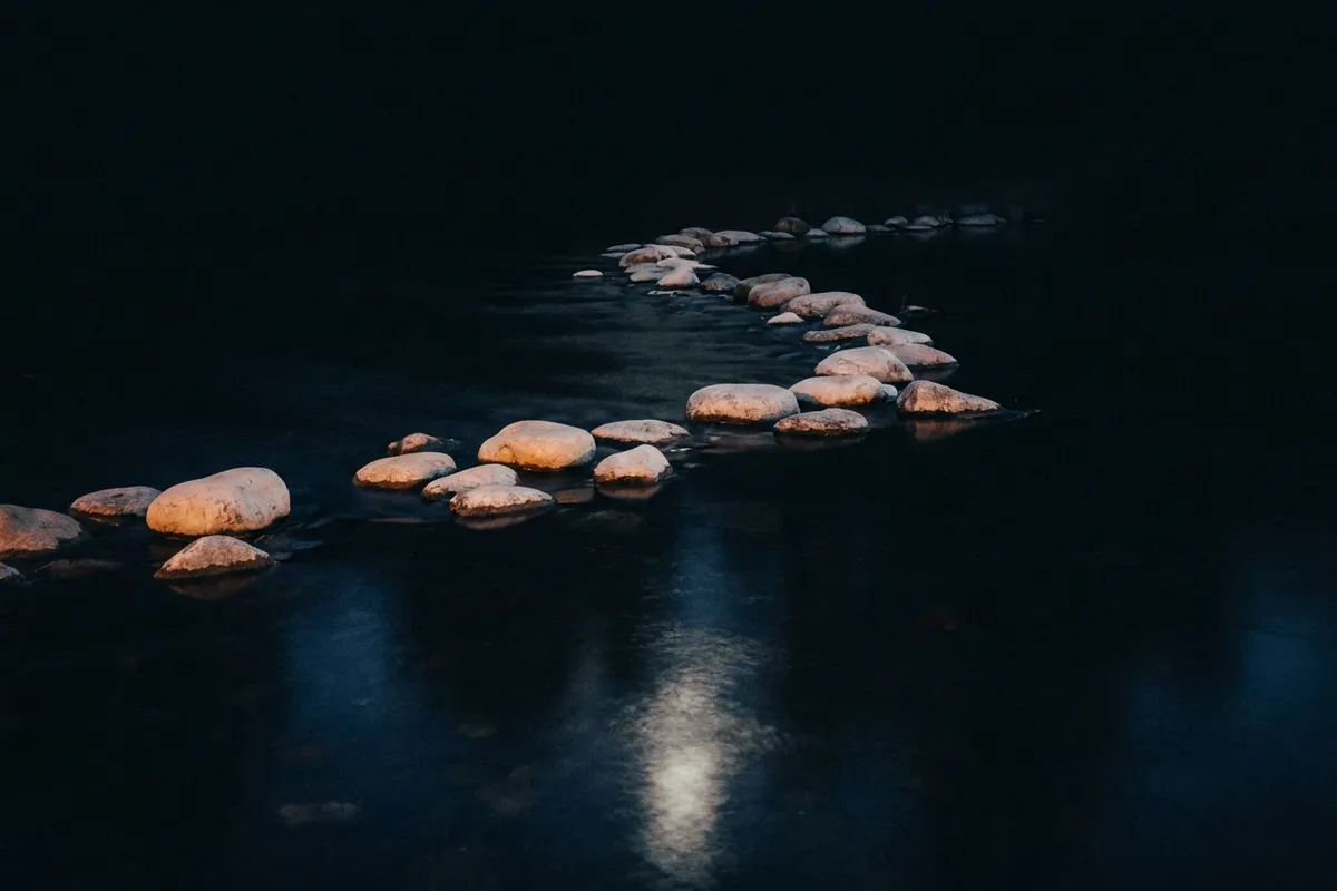 Des pierres en travers d'un ruisseau